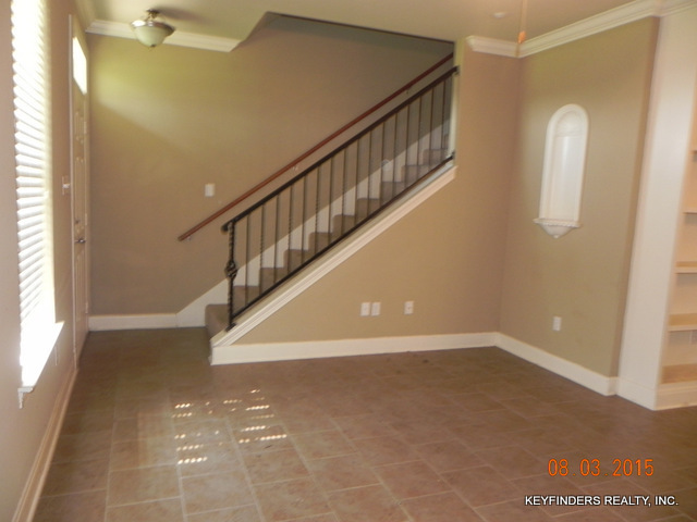 Building Photo - Three Bedroom Townhouse in Gated Community...