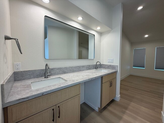 Building Photo - Gorgeous 3 bedrooms, 2.5 baths home
