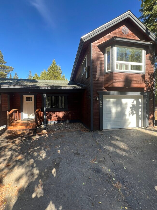 Building Photo - 1597 Atroari St