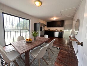 Building Photo - Great Natural light, Great yard