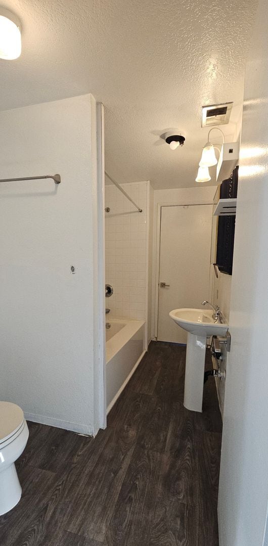 Building Photo - Duplex upper unit in Central District