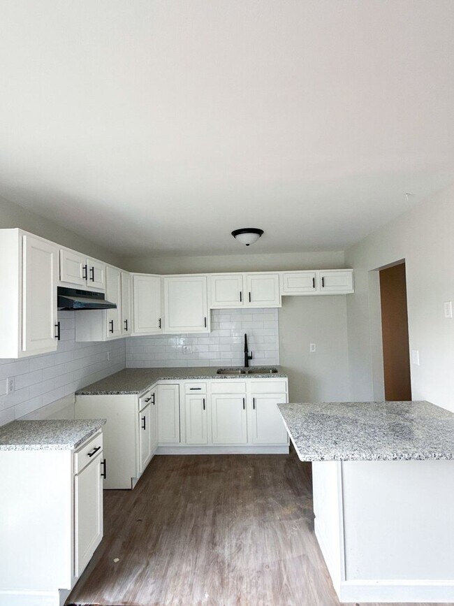 Building Photo - Move-In Ready Columbus Home Featuring Mode...