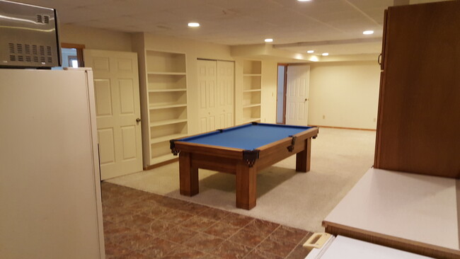 Pool table optional - 1045 N Ford St