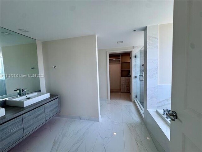Building Photo - 400 Sunny Isles Blvd