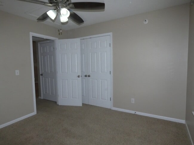 Building Photo - Beautiful Condo in North Kansas City School District!