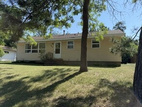 Building Photo - 3 BR, 1 bath, fenced in back yard