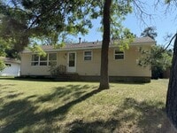 Building Photo - 3 BR, 1 bath, fenced in back yard
