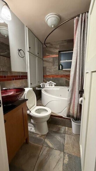 Building Photo - 708 10th Ave SE