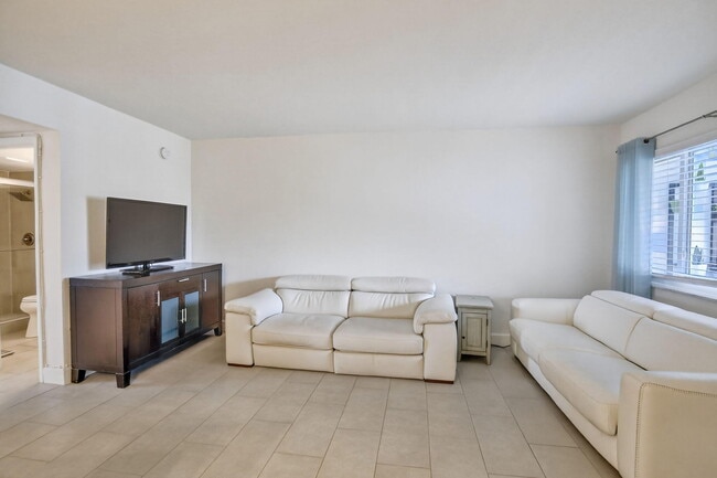 Building Photo - 581 Blue Heron Dr