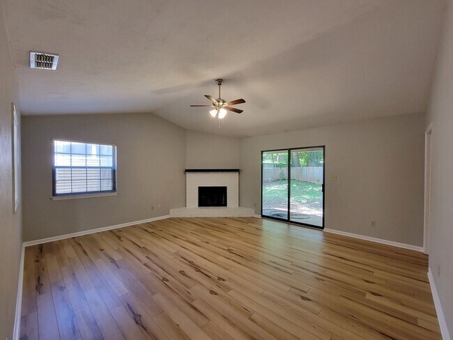 Building Photo - 2 bedroom/ 2 bath duplex for rent in NE Tallahassee, woodfloors, fenced back yard available Augus...