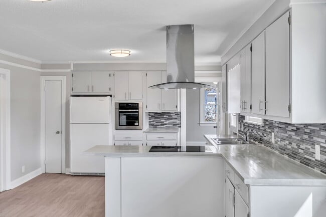 Building Photo - 3BR/2BA in Prime Taylors Location! Minutes From Everyday Conveniences! $1895/mo rent