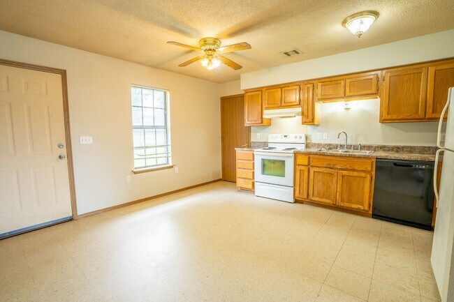 Building Photo - 3 Bed | 2 Bath | Broken Arrow