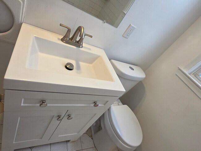 Building Photo - 4813 Greenlawn Dr