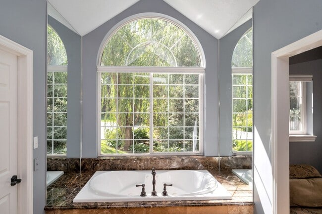 Building Photo - Immaculate Home for rent in gated cul-de-sac!