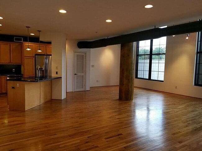 Building Photo - 1005 S Shepherd Dr