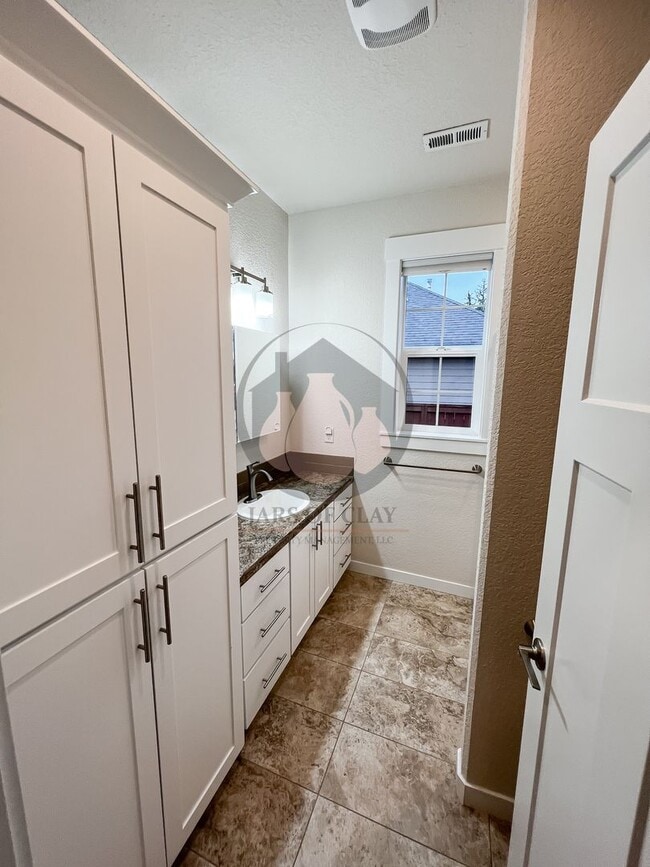 Building Photo - All-Inclusive Stayton Living! Rent Includes All Utilities, Internet, and a Private Garage!