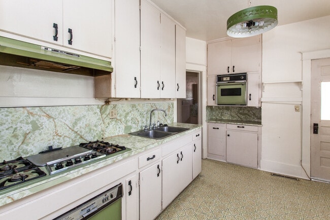 Building Photo - EDo BRICK BUNGALOW 1/BD 1/BA 1/CG