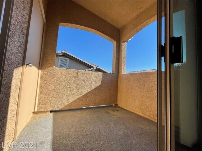 Building Photo - Gated 2 bedroom Southwest Condo