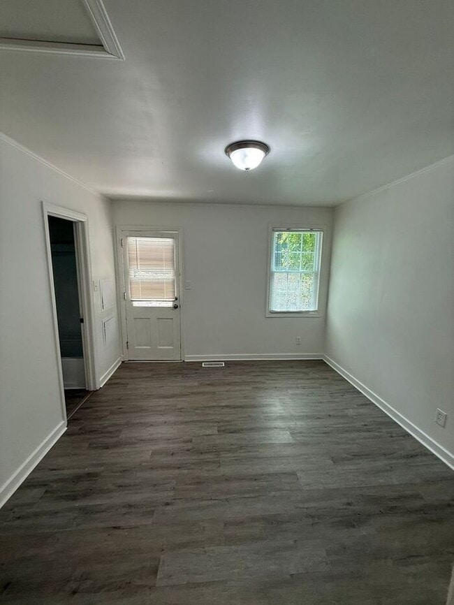 Building Photo - 605 Betty St