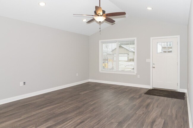 Building Photo - Now Pre Leasing 3 Bedroom 2 Bath Luxury Ranch Home In Winchester Ky!
