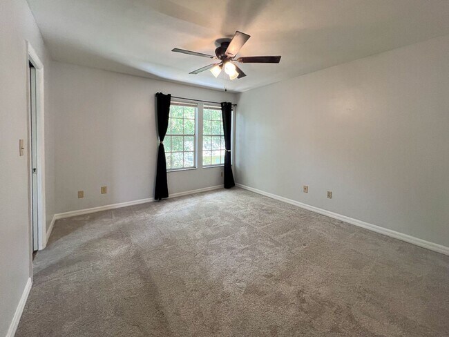 Building Photo - Pet Friendly Spacious 2-Bedroom End Unit i...