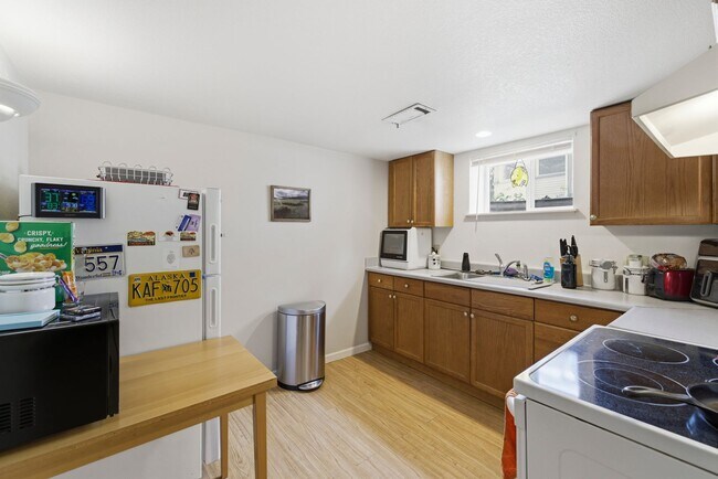 Building Photo - Cozy 1-Bed 1-Bath Basement Apartment blocks from CSU!