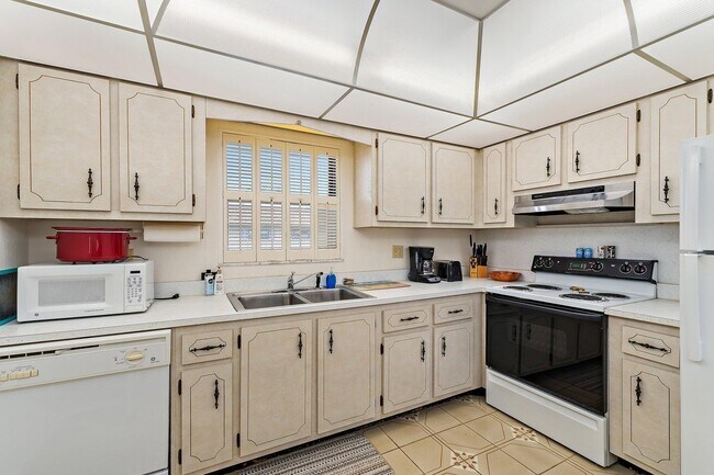 Building Photo - 755 Saturn St