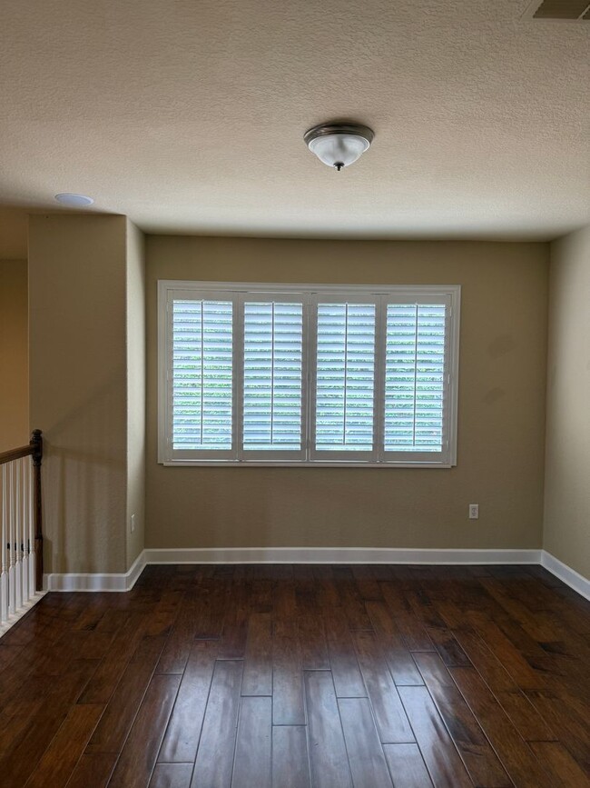 Building Photo - Spacious Townhome For Rent