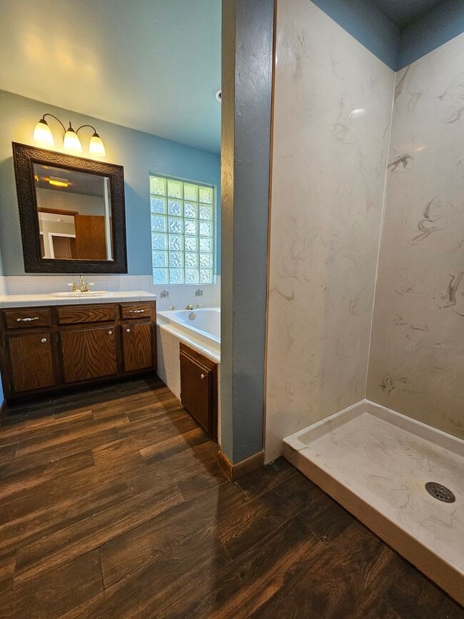 Building Photo - (3) Bed/(2) Bath in Core Norman! Pet Negotiable!