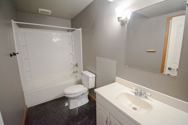 Building Photo - Pet friendly Country Club Manor home with fenced yard!