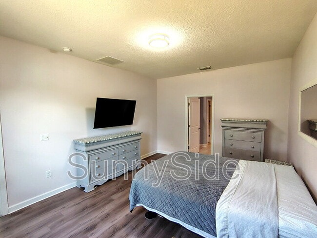 Building Photo - 1047 Oak Bluff Dr