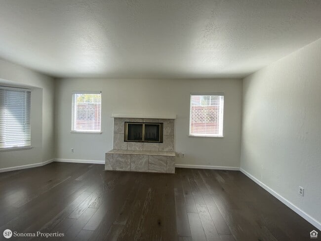Building Photo - 3bd/2ba Single-Level Home - Close to Downt...