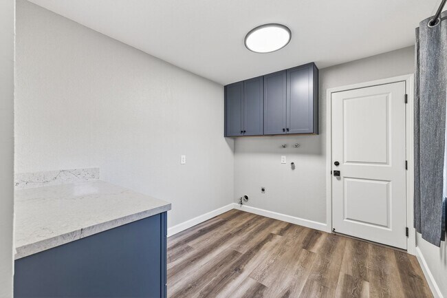 Building Photo - Charming 3-Bedroom Condo in Creekside Village – Prime Location!