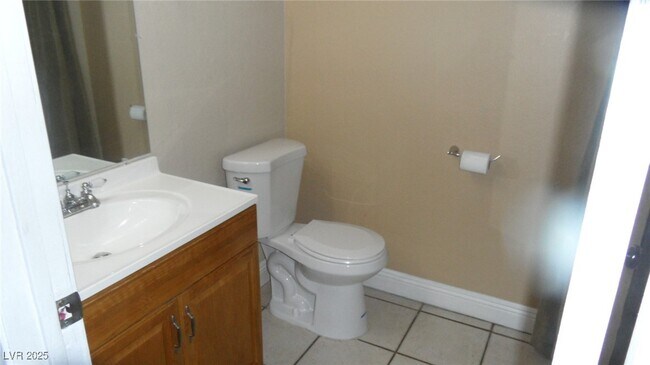 Building Photo - 561 Sellers Pl