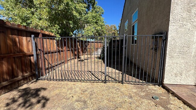 Building Photo - West Palmdale Home