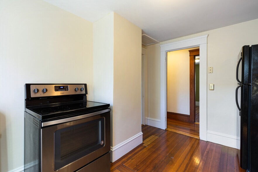 Kitchen - 72 Dana St