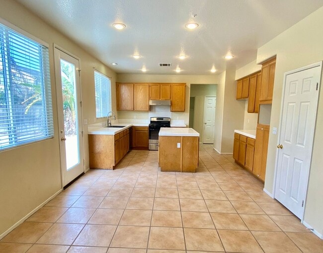 Building Photo - Extremely spacious four bedroom With Oxnard home