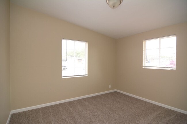 Building Photo - Updated 2 Bedroom 1 Bath! Located in Convenient Central Tucson Location!