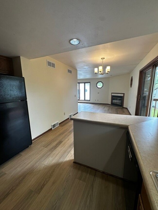 Building Photo - 3 bed/2 bath West Side Townhome