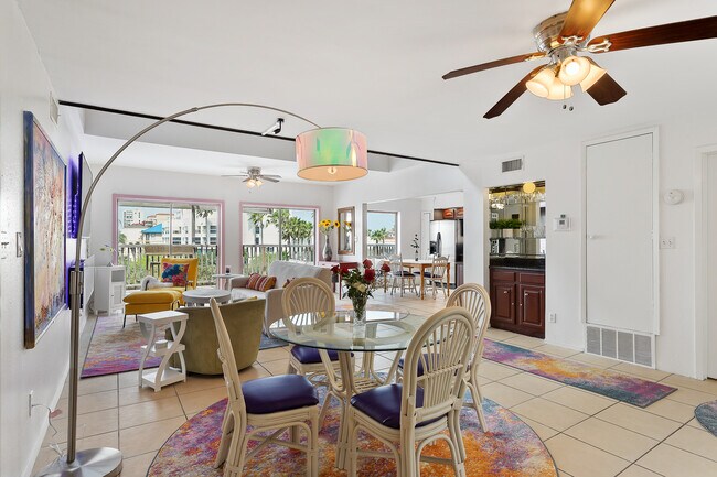 Building Photo - 208 W Saturn Ln