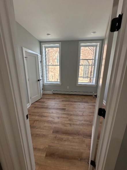 Building Photo - 372 Main St