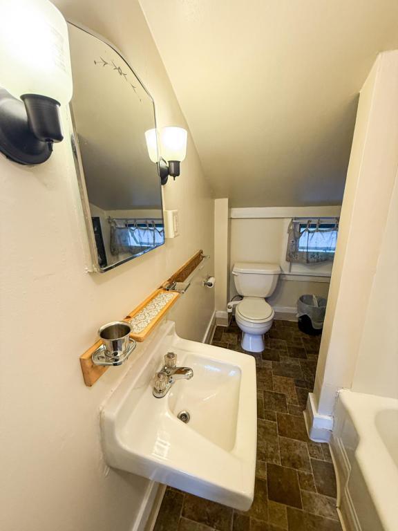 Building Photo - 422-424 E State St Ithaca