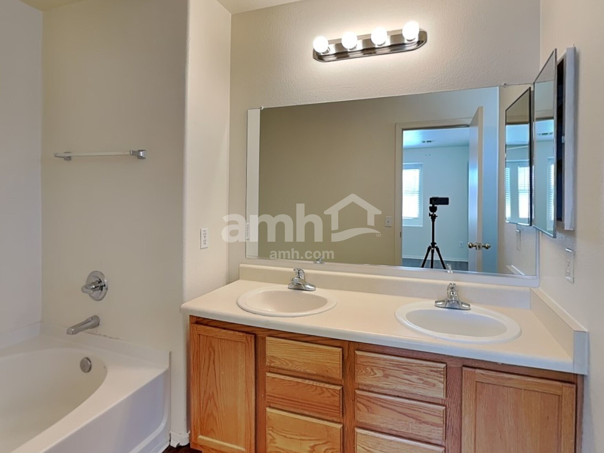 Building Photo - 18554 W Mariposa Dr