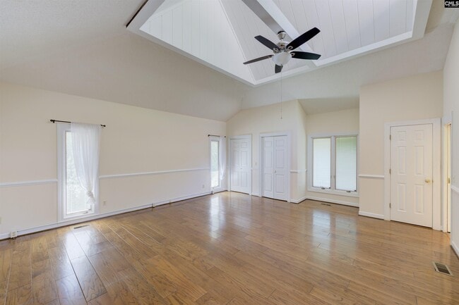 Building Photo - 9 Fairway Ln