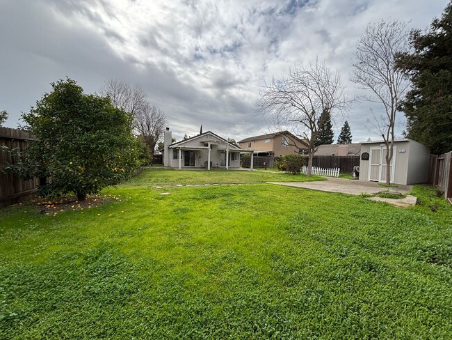 Building Photo - Sharp Home!