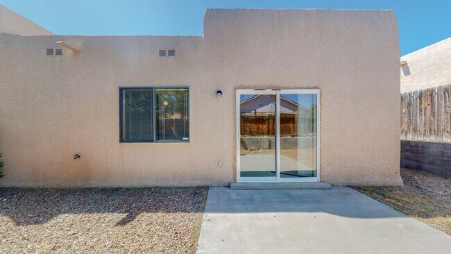 Building Photo - WESTSIDE HOME 3 Bedroom 2 Bath With 2 car garage