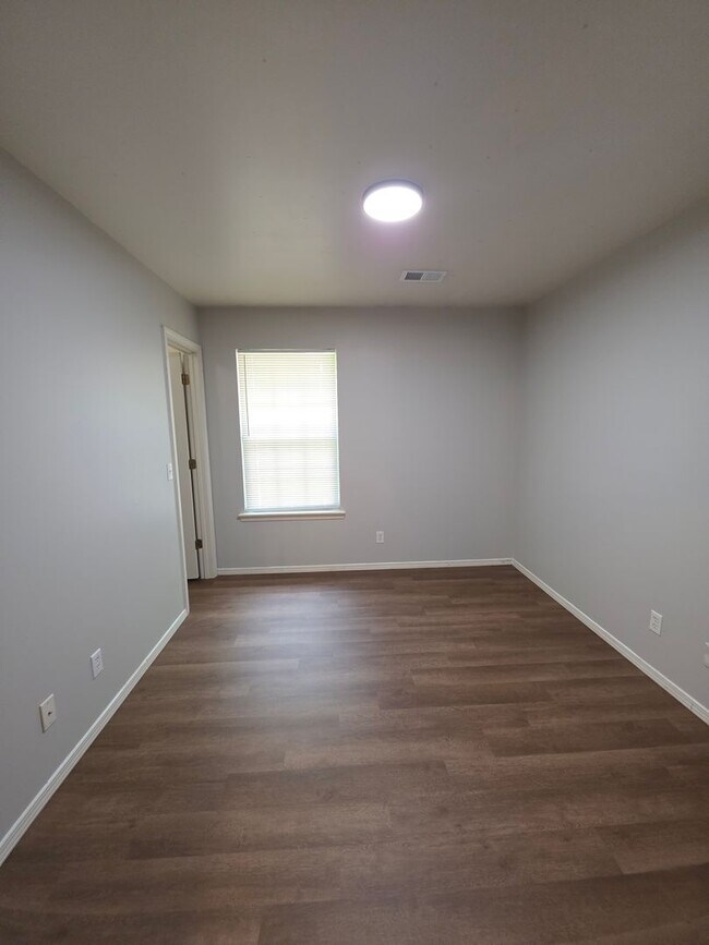 Building Photo - 106 Willow Creek Dr