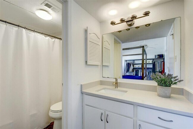 Building Photo - 1818 S Lakeshore Blvd