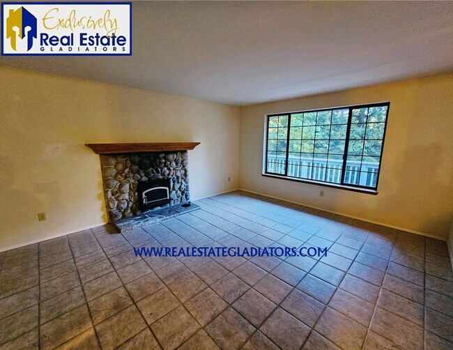 Building Photo - 4 Bed 2.5 Pet Friendly Home in Wilderness Rim