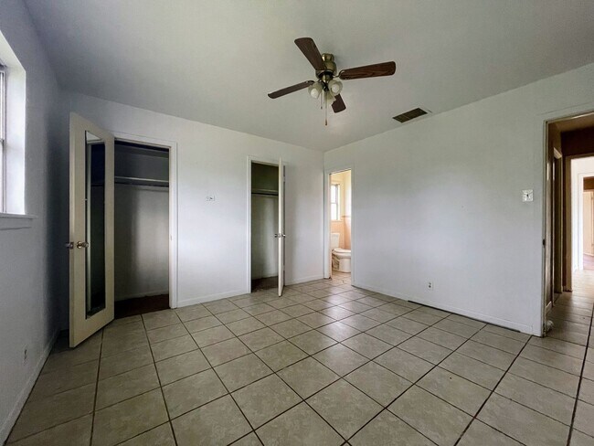 Building Photo - Texas-Style Charm and Comfort – 3-Bed, 2-B...